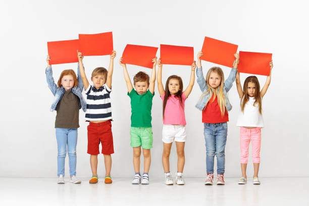 빨간색 배너를 흰색으로 분리 한 어린이 그룹 - 어린이의 권리 뉴스 사진 이미지