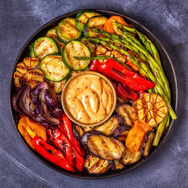 verdure grigliate su un piatto con salsa - grilled vegetable eggplant zucchini foto e immagini stock