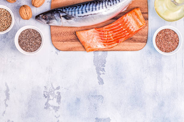 fuentes de omega 3-caballa, salmón, semillas de lino, semillas de cáñamo, chia, nueces, aceite de linaza. - nutritional supplement salmon food flax fotografías e imágenes de stock