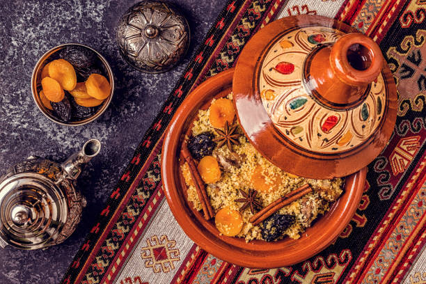 tajine tradicional marroquí de pollo con frutas secas y especias - spice exoticism cinnamon anise fotografías e imágenes de stock