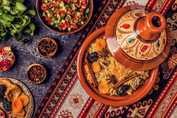 tajine tradicional marroquí de pollo con frutas secas y especias - spice exoticism cinnamon anise fotografías e imágenes de stock