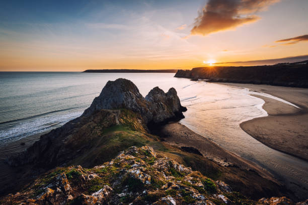 por do sol no louro de três penhascos - south wales - fotografias e filmes do acervo