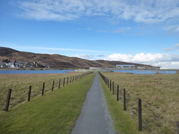 Clickamin Broch wide view showing loch The broch is today surrounded by modern developments around the shore of its loch broch of clickimin stock pictures, royalty-free photos & images