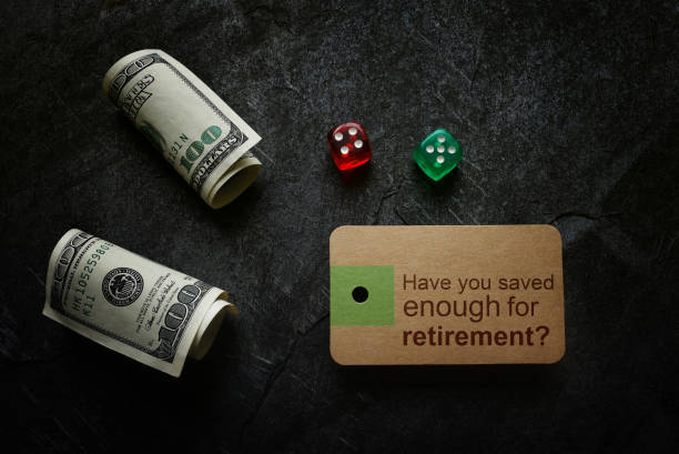 ahorrar para la planificación de la jubilación - dice currency gambling risk fotografías e imágenes de stock