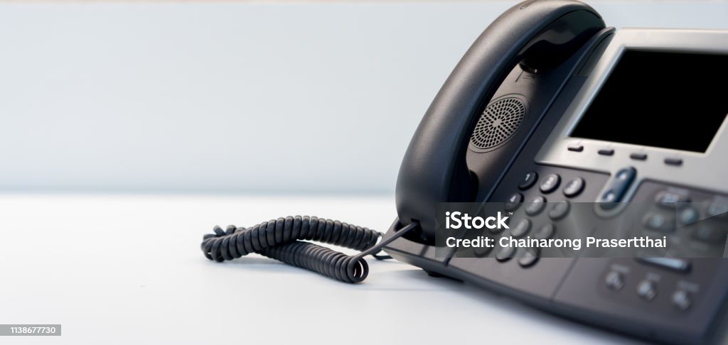 Telefon VOIP-Technologie steht auf Büro-Schalter im Büroraum für Netzwerk-Betrieb Center Jobkonzept - Lizenzfrei Telefon Stock-Foto