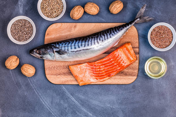 fuentes de omega 3-caballa, salmón, semillas de lino, semillas de cáñamo, chia, nueces, aceite de linaza. - nutritional supplement salmon food flax fotografías e imágenes de stock