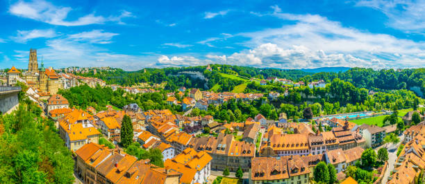 городской пейзаж фрибурга доминирует башня собора святого николая, швейцария - fribourg canton built structure switzerland architectural styles стоковые фото и изображения