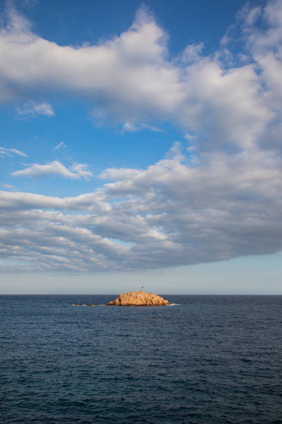 istock Small island with the independentist catalan flag 1138681412