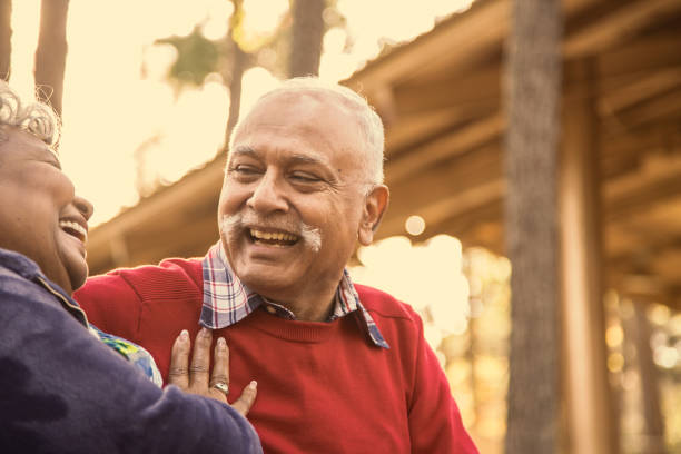 アクティブシニアアダルトカップルは、屋外公園をお楽しみください。 - autumn senior adult mature couple active seniors ストックフォトと画像