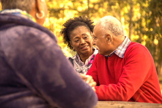 アクティブシニアアダルトカップルは、屋外公園をお楽しみください。 - autumn senior adult mature couple active seniors ストックフォトと画像