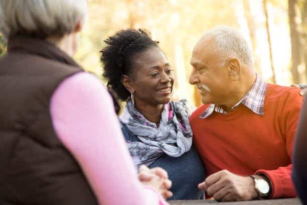 アクティブシニアアダルトカップルは、屋外公園をお楽しみください。 - autumn senior adult mature couple active seniors ストックフォトと画像