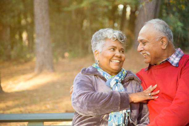 アクティブシニアアダルトカップルは、屋外公園をお楽しみください。 - autumn senior adult mature couple active seniors ストックフォトと画像