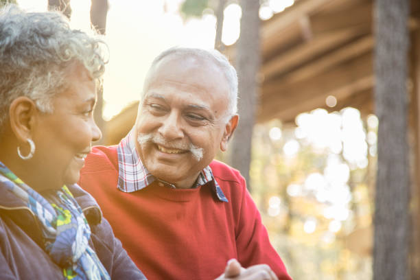 アクティブシニアアダルトカップルは、屋外公園をお楽しみください。 - autumn senior adult mature couple active seniors ストックフォトと画像