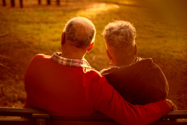 アクティブシニアアダルトカップル日没時に屋外公園をお楽しみください。 - autumn senior adult mature couple active seniors ストックフォトと画像