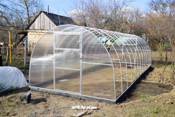 installation of polycarbonate greenhouses - construction frame plastic agriculture greenhouse imagens e fotografias de stock