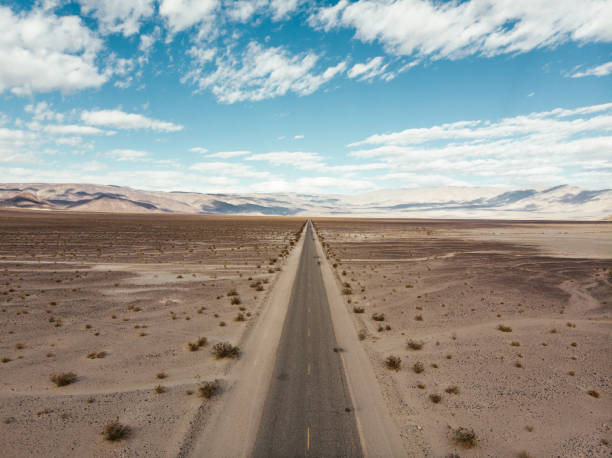 долина смерти в пустыне - desert road desert road landscape стоковые фото и изображения