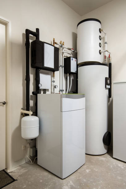 暖房水および家のための現代持続可能なヒートポンプの取付け - boiler fuel pump pipe engineering ストックフォトと画像