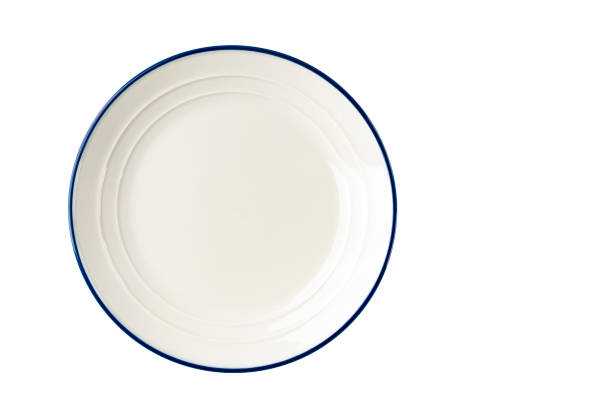 белая пла�стина с синей полосой на краю. - plate empty blue dishware стоковые фото и изображения