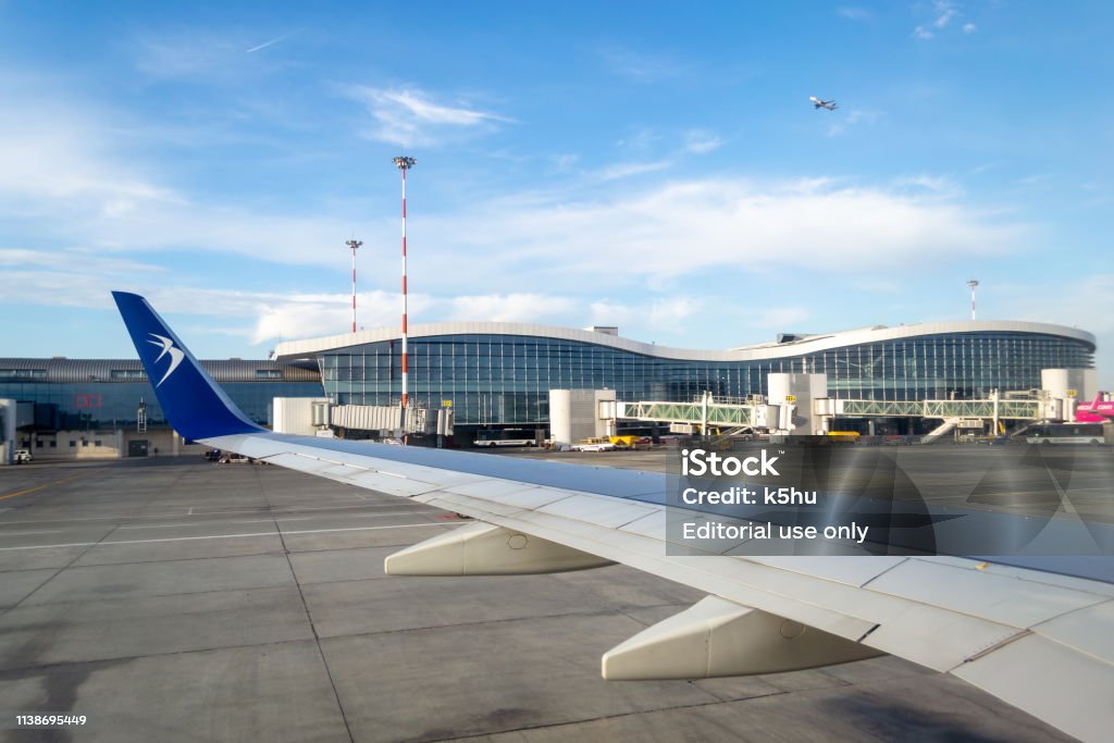 헨리 코 안다 국제 공항에서 지상에 블루 항공 비행기 출발을 준비 주요 공항 건물을 내려다 여행과 비행에디 토 리얼 0명에 대한 ... 헨리 코 안다 국제 공항에서 지상에 블루 항공 비행기 출발을 준비 주요 공항 건물을 내려다 여행과 비행에디 토 리얼 0명에 대한 ...