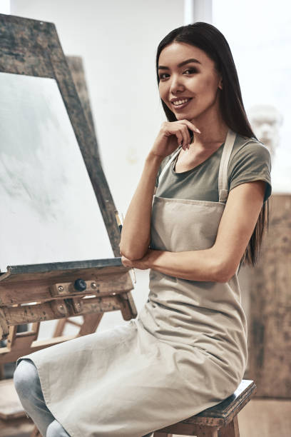 istock Artist painting 1138703066