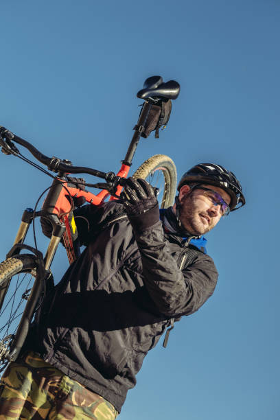 portrait de l'homme caucasien vélo - ontario spring bicycle city life photos et images de collection