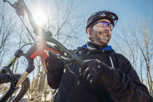 retrato de hombre caucásico andar en bicicleta - ontario spring bicycle city life fotografías e imágenes de stock