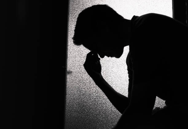 homem triste - mental health silhouette hysteria problems - fotografias e filmes do acervo