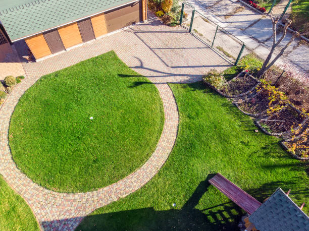 vista aérea drone de jardín trasero con sendero círculo wath, césped verde hierba y árboles. diseño paisajístico y jardinería - landscape design landscaped plan fotografías e imágenes de stock