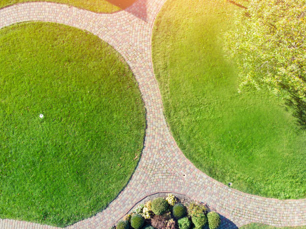 opinião aérea do zangão do jardim do quintal com trajeto do wath do círculo, gramado da grama verde e árvores. projeto e jardinagem da paisagem - flowerbed aerial - fotografias e filmes do acervo