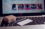 shopping-online-konzept-shopping-service-auf-dem-online-web-mit-zahlung-per-kreditkarte-und.jpg?b=1&s=170x170&k=20&c=THhvvq2bBt-IzThAdQZhVdvGV20NXgqiiSxWyDWfJIA=
