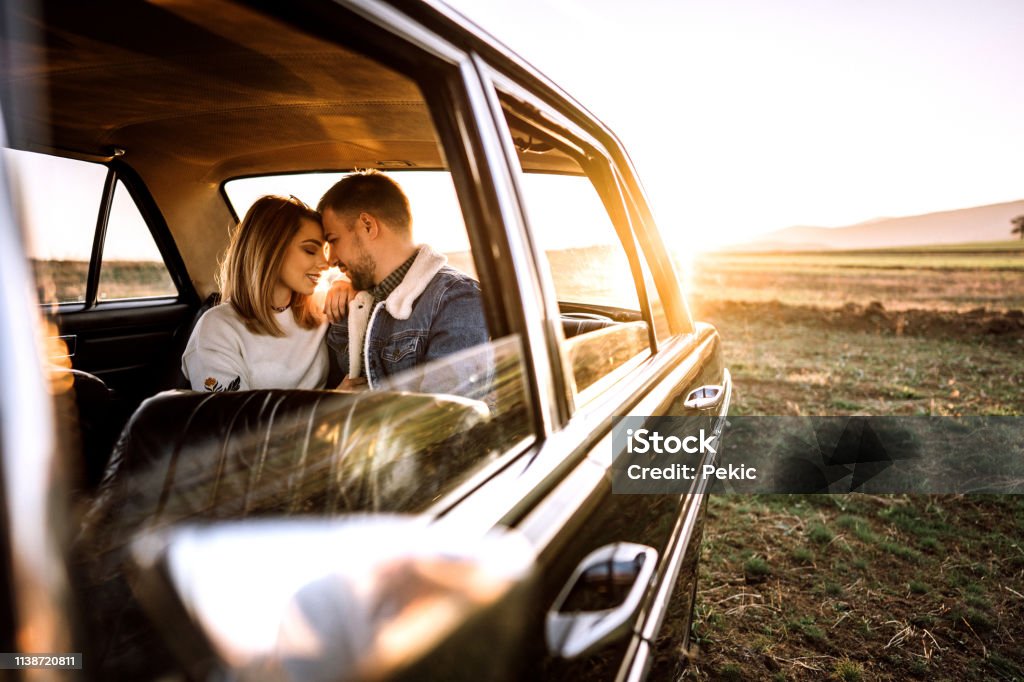 Pasangan romantis di kursi belakang - Bebas Royalti Kursi belakang Foto Stok Pasangan romantis di kursi belakang - Bebas Royalti Kursi belakang Foto Stok