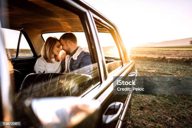 Pasangan Romantis Di Kursi Belakang Foto Stok - Unduh Gambar Sekarang - Kursi belakang, Berciuman, Mobil - Kendaraan bermotor