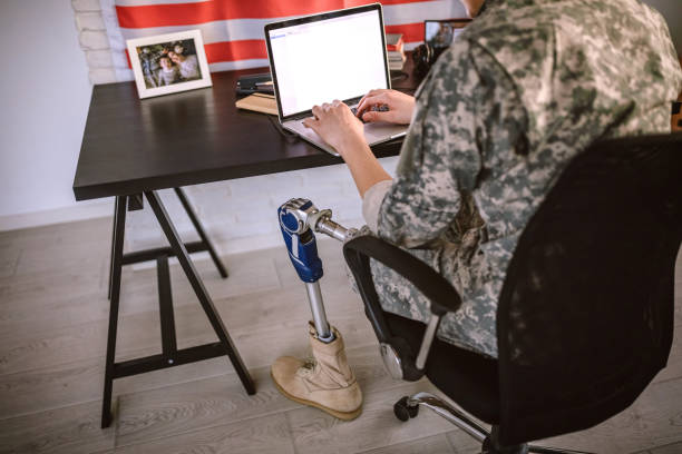 soldat américain avec la jambe prothétique travaillant dans son bureau - depression sadness usa american flag photos et images de collection