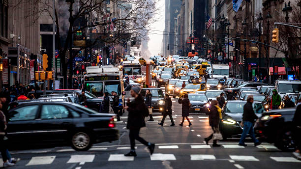 new york city traffic - crossing people panoramic road imagens e fotografias de stock