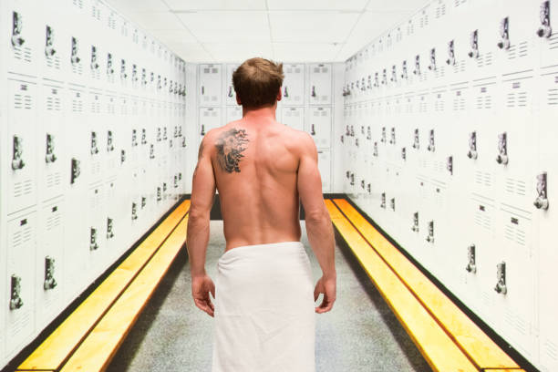 hermoso hombre sin camisa en el vestuario del gimnasio, vista trasera - 24409 fotografías e imágenes de stock