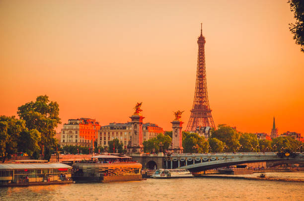 vista al tramonto della torre eiffel, del ponte alessandro iii e della senna a parigi, in francia. - paris france panoramic seine river bridge foto e immagini stock
