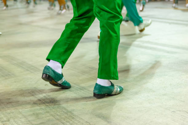 ballerino della scuola di samba mocidade, rio de janeiro - samba school parade foto e immagini stock