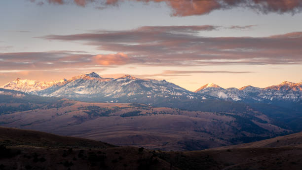 o por do sol na neve cobriu montanhas em montana - montana sunrise mountain mountain range - fotografias e filmes do acervo