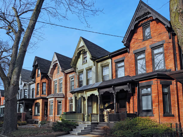 ряд старых викторианских кирпичных домов с фронтонами - city street montreal street city стоковые фото и изображения