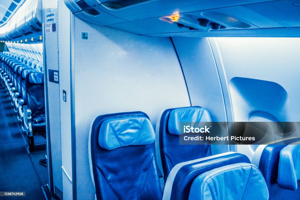 Travel-Economy Klassen-Passenger Kabine mit breiter Rumpfflugkabine von zwei Gängen - Lizenzfrei Blau Stock-Foto