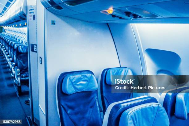 Traveleconomy Klassenpassenger Kabine Mit Breiter Rumpfflugkabine Von Zwei Gängen Stockfoto und mehr Bilder von Blau