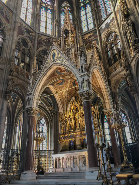 вотивкирхе - обету церкви в вене - altar church vienna gothic style стоковые фото и изображения