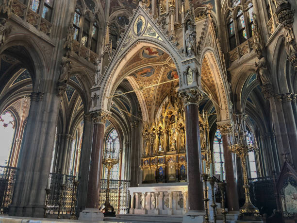 вотивкирхе - обету церкви в вене - altar church vienna gothic style стоковые фото и изображения