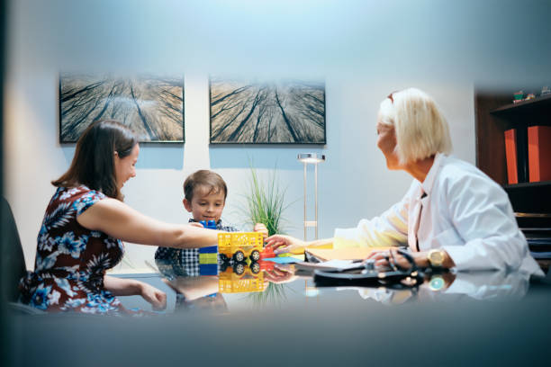 happy doctor woman working and playing with mom and boy - medical exam fotos imagens e fotografias de stock