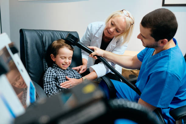 kinderarts arts doet hersen behandeling aan autistisch kind in kliniek - neurology child stockfoto's en -beelden