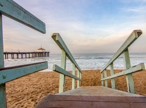 ライフガードタワーカリフォルニアビーチ - redondo beach ストックフォトと画像