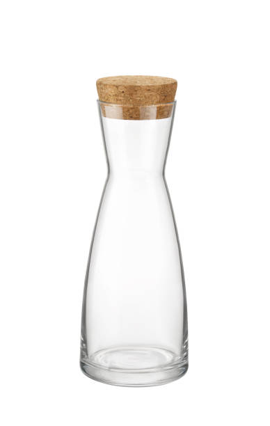 흰색 배경에 고립 코르크와 빈 유리 물병. 측면 보기. - juice carafe glass decanter 뉴스 사진 이미지