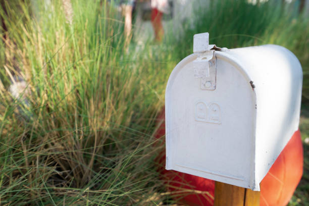 caixa postal branca ou letterbox em casa. estilo do vintage - red asia send mail - fotografias e filmes do acervo