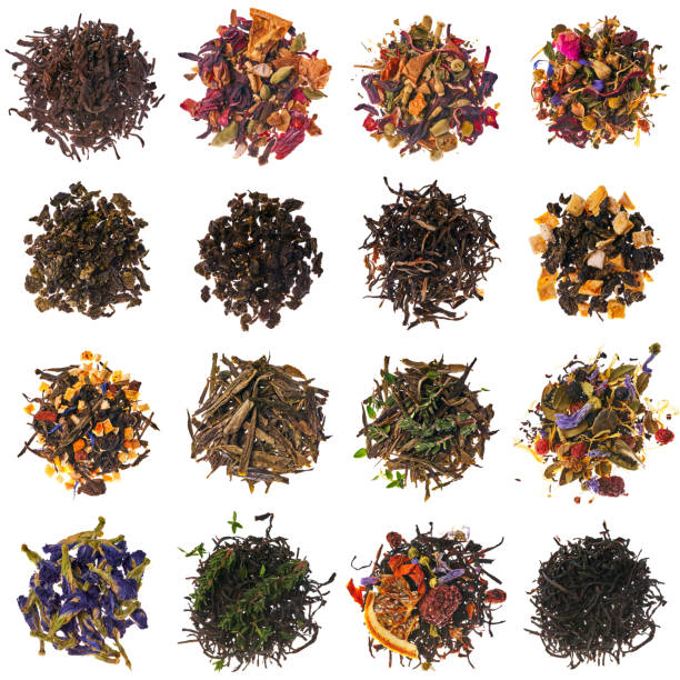 suche liście herbaty wyizolowane na białym tle - dry tea zdjęcia i obrazy z banku zdjęć