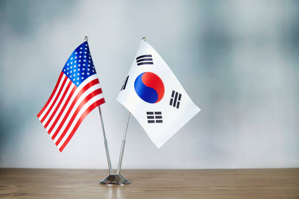 테이블에 서 있는 미국과 한국 국기 - 태극기 뉴스 사진 이미지